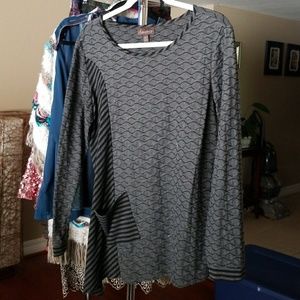 Apropos Black and Gray Long Sleeve t-shirt